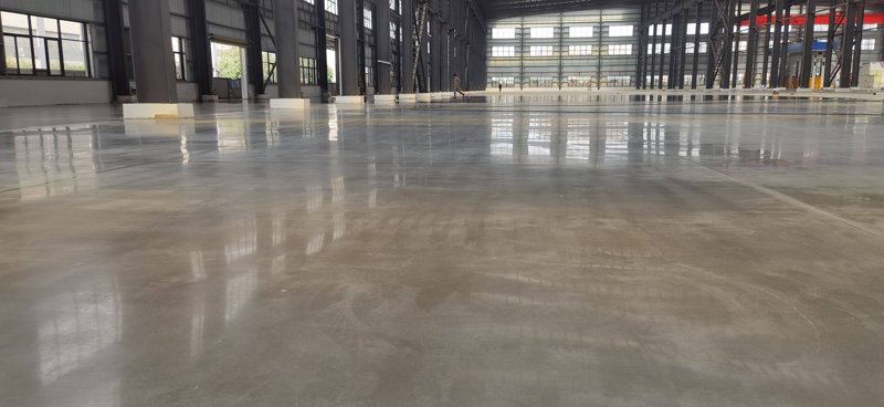 固化地坪,一种广泛应用于工业和商业场所的地坪材料,近年来因其诸多优点而备受青睐。本文将通过对比分析,带您深入了解固化地坪的优点与缺点。